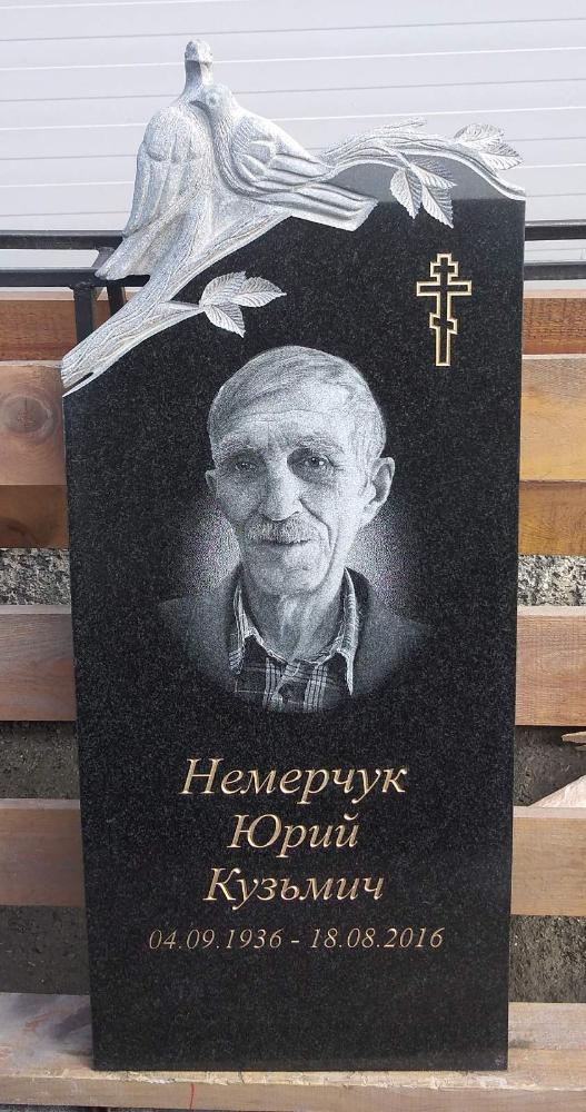 Памятник №133 из черного гранита с голубями — фото 3